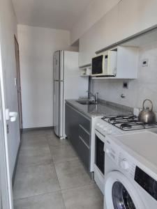a kitchen with a stove and a refrigerator at Departamento céntrico Crespo in Santa Fe