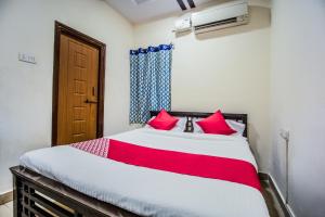 Hotel O Grand Brundavan客房内的一张或多张床位