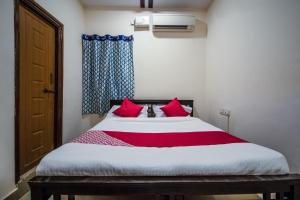 Hotel O Grand Brundavan客房内的一张或多张床位