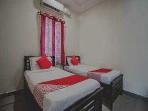 Hotel O Grand Brundavan客房内的一张或多张床位