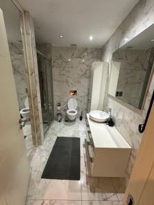 Koupelna v ubytování Ottomare Suites luxury apartment with pool with amazing view