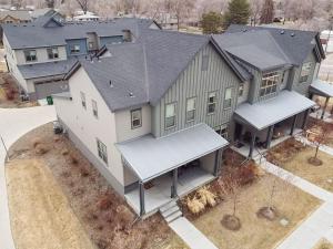 een luchtzicht op een huis met een dak bij B ROYAL Home in Aurora