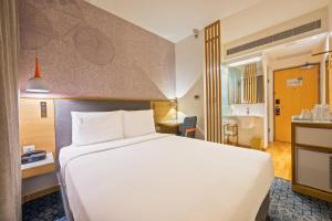 Holiday Inn Express Greater Noida Knowledge Park by IHG客房内的一张或多张床位