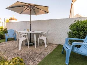 a table and chairs with an umbrella on a patio at Gîte Authentique en Plein Cœur du Parc de la Brière, Proche Marais, Terrasse Sud, Tout Équipé - FR-1-306-1001 in Saint-Malo-de-Guersac +4 photos