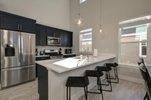 Kuchyň nebo kuchyňský kout v ubytování Burl By The Bay + 32 fotografií