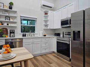 Η κουζίνα ή μικρή κουζίνα στο The Catherine - 1 mile to downtown - 2 King beds - Sleeps 5