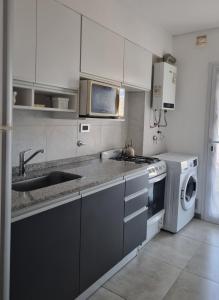 Η κουζίνα ή μικρή κουζίνα στο Departamento céntrico Crespo