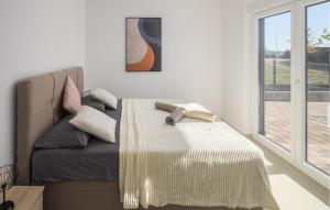 une chambre avec un lit et un canapé dans l'établissement 4 Bedroom Nice Home In Kastelir, à Kaštelir