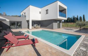 une villa avec piscine devant une maison dans l'établissement 4 Bedroom Nice Home In Kastelir, à Kaštelir