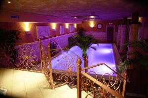 uma piscina num quarto com iluminação roxa em Posada-Spa Privilegio de Vara em Noja