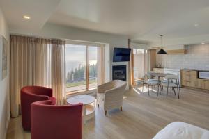 a room with a living room and a dining room at La Pinsonnière in La Malbaie