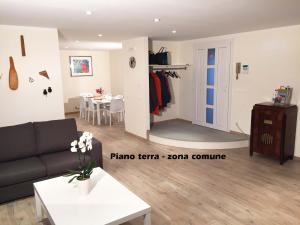 een woonkamer met een bank en een tafel bij Musicasa Vacanza in Muscletto