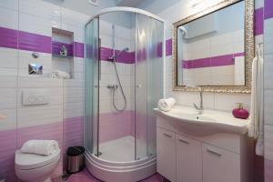 un bagno con doccia, WC e lavandino di Apartments Tonis a Spalato (Split)