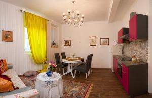 un soggiorno con cucina e sala da pranzo di Apartments Tonis a Spalato (Split)