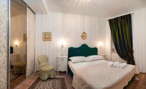 una camera da letto con un letto grande con asciugamani sopra di Apartments Tonis a Spalato (Split) Altre 21 foto