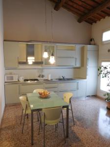 cocina con mesa y sillas en una habitación en Residence La Mason, en Montebello Vicentino