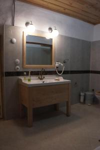 a bathroom with a sink and a mirror at Ormana Active Butik Otel in İbradı