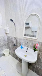 a bathroom with a sink and a mirror at شقة رائعة لسياحة في جازان in Jazan
