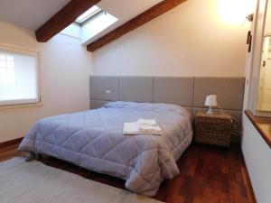 um quarto com uma cama, um candeeiro e uma janela em Residence La Mason em Montebello Vicentino