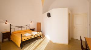 A bed or beds in a room at B&B La Garolla