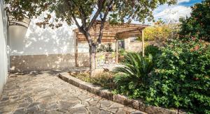 A garden outside B&B La Garolla