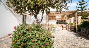 A garden outside B&B La Garolla