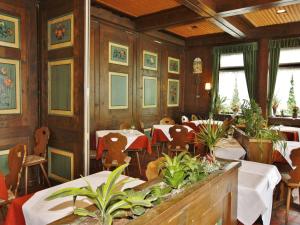 un ristorante con tavoli e sedie in una stanza di Schwarzwaldgasthof Hotel Schwanen a Schonach