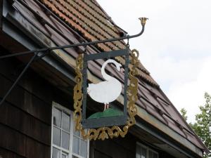 un segno di cigno sul lato di un edificio di Schwarzwaldgasthof Hotel Schwanen a Schonach