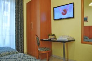 TV a/nebo společenská místnost v ubytování Hotel Fiorenza