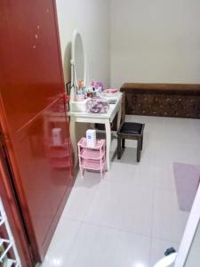 een badkamer met een wastafel en een wastafel met een spiegel bij غرفة للايجار in Sharjah