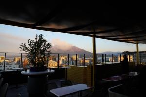 鹿児島市にあるFAV LUX 鹿児島天文館の屋上からテーブルマウンテンの景色を望む