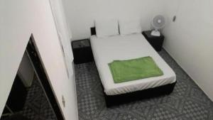 En eller flere senge i et værelse på Hostel Residencial Carvalho