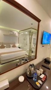 TV a/nebo společenská místnost v ubytování Eighth Wonders Hotel