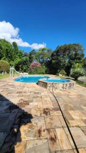 une piscine vide dans une cour avec dans l'établissement Recanto Itapeva Garden, à Itapeva