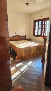 une chambre avec un lit dans le coin d'une pièce dans l'établissement Recanto Itapeva Garden, à Itapeva