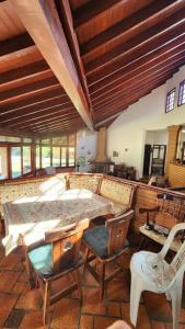 une pièce avec une table et des chaises dans une pièce dans l'établissement Recanto Itapeva Garden, à Itapeva