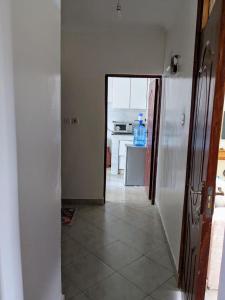 pasillo de una cocina con puerta a una habitación en centennial, en Eldoret