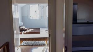 Porto Beach House في بورتو: غرفة بسرير وباب لغرفة النوم