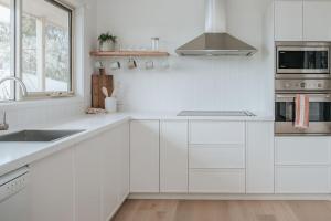 Main RidgeにあるMorning Sun Vineyardの白いキッチン(白いキャビネット、シンク付)