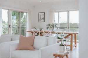 Main RidgeにあるMorning Sun Vineyardの白いソファとテーブルのあるリビングルーム