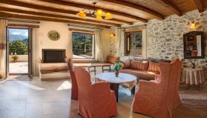 uma sala de estar com um sofá e uma mesa em Amari Villas em Amárion
