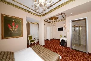 A television and/or entertainment centre at Hotel Grand Umit