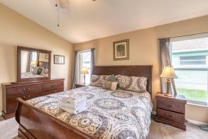 a bedroom with a bed and a large window at Safari Lodge in Orlando +37 photos