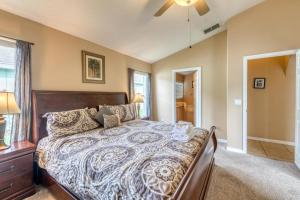a bedroom with a large bed in a room at Safari Lodge in Orlando