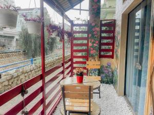 ダラットにあるAndy Homestay Trăng Phố Đà Lạtのバルコニー(テーブル付)、花の咲く階段 +14枚の写真