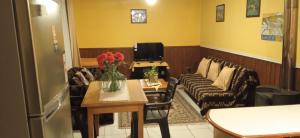 a living room with a couch and a table at Cabaña Don Claudio in Osorno