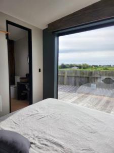 Ένα ή περισσότερα κρεβάτια σε δωμάτιο στο Coastal elegance +11 φωτογραφίες