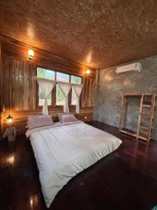 a bedroom with a large bed in a room at Him Doi Villa ฮิมดอยวิลล่า in Ban Na Kham