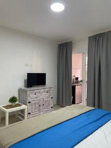 TV a/nebo společenská místnost v ubytování Blue coral beachfront studio