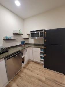里维尔Cozy Apt, minutes from Boston!的配有黑色冰箱和微波炉的厨房 更多8张照片